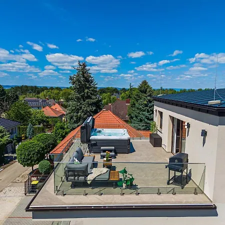 Hilltop Jakuzzi Penthouse *