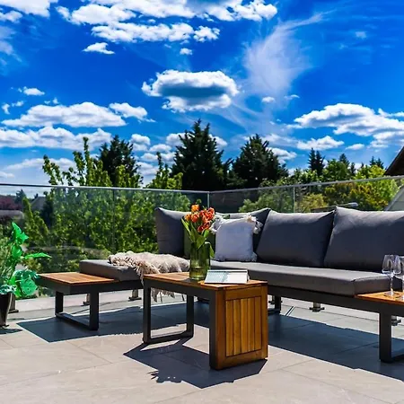 Hilltop Jakuzzi Penthouse Apartment *