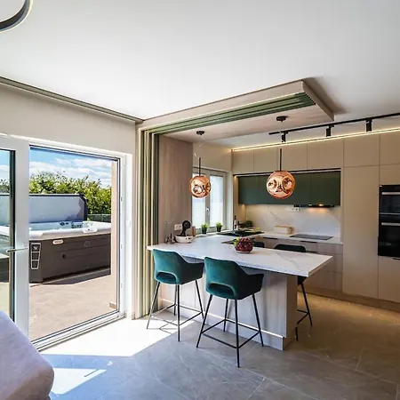 Hilltop Jakuzzi Penthouse Апартаменты