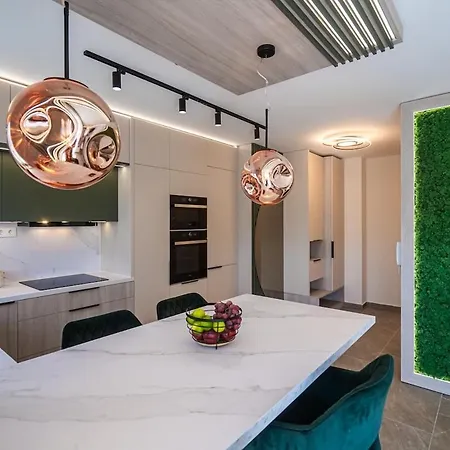 Hilltop Jakuzzi Penthouse Апартаменты