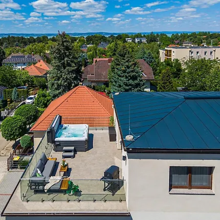 Hilltop Jakuzzi Penthouse