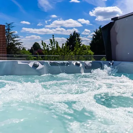 Hilltop Jakuzzi Penthouse Апартаменты *