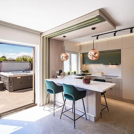 Hilltop Jakuzzi Penthouse *