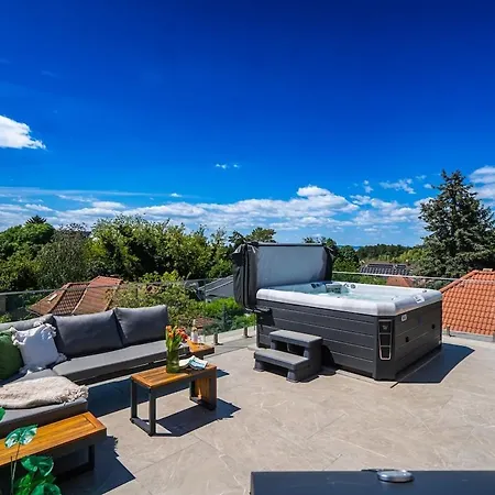 Hilltop Jakuzzi Penthouse *